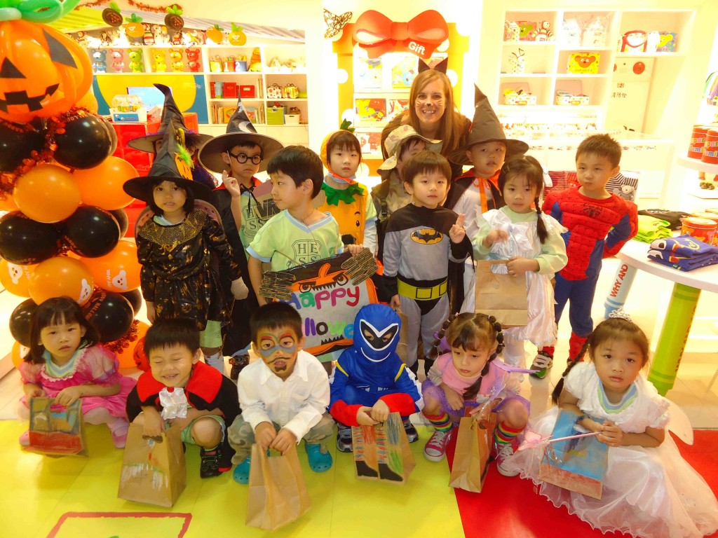 Kindy Halloween A Cruising Couple, Kindy Halloween During October In Taiwan
