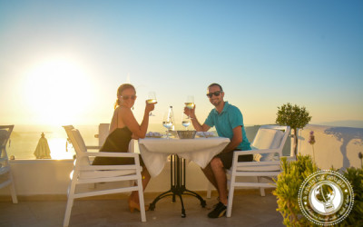 The Ultimate Romantic Dinner Experience – Dining in Santorini